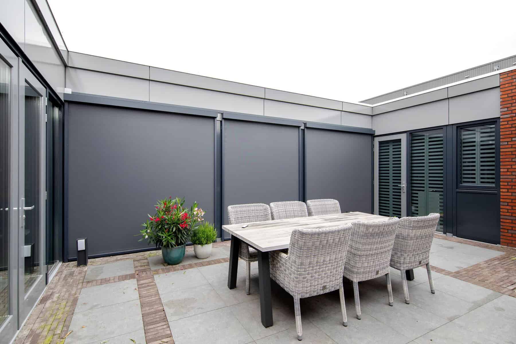 Buitenaanzicht zonnescreens en Fractions aluminium shutters aan moderne nieuwbouw bungalow in diverse gebruiksposities